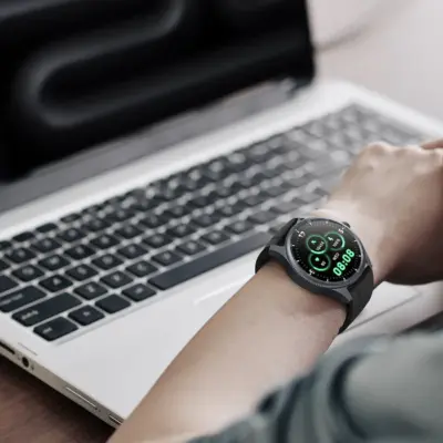 Đồng hồ thông minh MOMAX SW2S - Nâng cao chất lượng cuộc sống và theo dõi sức khỏe của bạn mỗi ngày với <strong>Đồng hồ thông minh MOMAX SW2S</strong>. Thiết bị đeo tay đa chức năng này là trợ thủ đắc lực cho mọi hoạt động, từ tập luyện thể thao đến quản lý thông báo. <strong>MOMAX SW2S</strong> theo dõi nhịp tim, giấc ngủ, mức độ oxy trong máu (SpO2) và hàng loạt chỉ số quan trọng khác. Khả năng nghe gọi trực tiếp qua Bluetooth, nhận thông báo ứng dụng, và điều khiển nhạc mang lại sự tiện lợi tối đa. Với thiết kế thời trang, pin bền bỉ và khả năng chống nước, <strong>Đồng hồ thông minh MOMAX SW2S</strong> là lựa chọn hoàn hảo cho lối sống năng động và hiện đại.