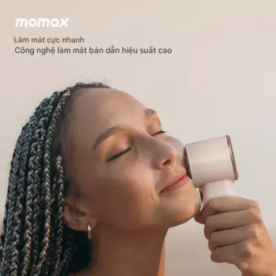 Quạt cầm tay tốc độc cao MOMAX IF18L2 1°Go có tấm làm mát bằng đá - Đánh bay cái nóng mùa hè với <strong>Quạt cầm tay tốc độ cao MOMAX IF18L2 1°Go</strong>. Đây không chỉ là chiếc quạt thông thường mà còn tích hợp tấm làm mát bằng đá độc đáo, mang đến luồng gió mát lạnh tức thì, giúp bạn sảng khoái nhanh chóng ngay cả trong những ngày oi ả nhất. Với tốc độ gió mạnh mẽ, thiết kế cầm tay tiện lợi và pin dung lượng lớn, <strong>MOMAX IF18L2 1°Go</strong> dễ dàng đồng hành cùng bạn mọi lúc, mọi nơi. Dù đi bộ, làm việc hay du lịch, <strong>MOMAX IF18L2 1°Go</strong> luôn sẵn sàng mang đến làn gió mát lạnh. Sở hữu ngay <strong>Quạt cầm tay tốc độ cao MOMAX IF18L2 1°Go</strong> để tận hưởng cảm giác mát lạnh ngay trong tầm tay bạn.