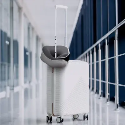 Gối du lịch MOMAX SR37E công thái học 1-World - Tận hưởng giấc ngủ ngon và thoải mái trên mọi hành trình với <strong>Gối du lịch MOMAX SR37E</strong> công thái học 1-World. Thiết kế công thái học độc đáo của <strong>MOMAX SR37E</strong> ôm sát và hỗ trợ tối ưu vùng cổ, giúp giảm thiểu đau mỏi và giữ cho cột sống cổ thẳng hàng khi ngủ ngồi trên máy bay, tàu hỏa hay ô tô. Chất liệu mềm mại, thoáng khí mang lại cảm giác dễ chịu. Nhỏ gọn, dễ dàng gấp gọn hoặc nén lại để mang theo, <strong>Gối du lịch MOMAX SR37E</strong> là phụ kiện không thể thiếu cho mọi chuyến đi. Đầu tư vào <strong>Gối du lịch MOMAX SR37E</strong> để có những chuyến đi thoải mái và tràn đầy năng lượng.