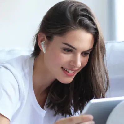 Tai nghe không dây MOMAX BT11 Pills Lite 3 - Tận hưởng âm nhạc, podcast và cuộc gọi rảnh tay một cách thoải mái và tiện lợi với <strong>Tai nghe không dây MOMAX BT11</strong> Pills Lite 3. Công nghệ True Wireless Stereo mang đến trải nghiệm nghe nhạc không dây hoàn toàn. Thiết kế nhỏ gọn, vừa vặn tai, mang lại cảm giác đeo thoải mái ngay cả khi sử dụng trong thời gian dài. <strong>MOMAX BT11</strong> cung cấp chất lượng âm thanh sống động, kết nối Bluetooth ổn định. Thời lượng pin ấn tượng của tai nghe và hộp sạc đủ cho cả ngày sử dụng. Với <strong>Tai nghe không dây MOMAX BT11</strong>, bạn sẽ luôn được đắm chìm trong thế giới âm thanh của riêng mình.