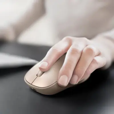 Chuột không dây MOMAX MS02L2 sạc lại được hỗ trợ bởi AI 1-Folio - Nâng cao hiệu suất làm việc và trải nghiệm điều khiển mượt mà với <strong>Chuột không dây MOMAX MS02L2</strong> 1-Folio. Đây là chiếc chuột không dây hiện đại, hỗ trợ sạc lại tiện lợi, giúp bạn loại bỏ sự phụ thuộc vào pin dùng một lần. Điểm nổi bật là khả năng hỗ trợ bởi AI (Trí tuệ nhân tạo), mang đến những tính năng thông minh nâng cao trải nghiệm sử dụng. Thiết kế 1-Folio gọn nhẹ, dễ dàng mang theo bên mình. Độ chính xác cao và khả năng kết nối ổn định biến <strong>MOMAX MS02L2</strong> thành công cụ lý tưởng cho công việc và giải trí. Sở hữu ngay <strong>Chuột không dây MOMAX MS02L2</strong> để trải nghiệm sự khác biệt.