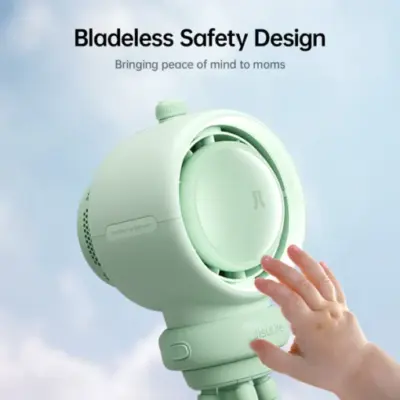 Quạt xe đẩy cho bé JisuLife Life 2 chân bạch tuộc, pin 4000mAh, 11.5 giờ - Mang lại sự thoải mái và an toàn tuyệt đối cho bé yêu trong mọi chuyến đi với quạt kẹp xe đẩy <strong>JisuLife Life 2</strong>. Với thiết kế chân bạch tuộc đa năng độc đáo, quạt có thể bám chắc vào mọi vị trí: xe đẩy, nôi cũi, ghế ô tô. Nan quạt siêu khít đảm bảo an toàn tối đa cho những ngón tay tò mò của bé. Viên pin 4000mAh cung cấp đến 11.5 giờ gió mát êm ái, giúp bé luôn dễ chịu suốt cả ngày dài. Bốn tốc độ gió linh hoạt cùng động cơ không chổi than siêu yên tĩnh, <strong>JisuLife Life 2</strong> chính là người vệ sĩ thầm lặng, bảo vệ bé khỏi cái nóng mùa hè.