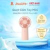 Quạt Cầm Tay Mini JISULIFE FA20X Plus ABS 4000mAh - Sạc Nhanh - Sử Dụng Lên Đến 16H Chính Hãng - Bảo Hành 12 Tháng - Đi dưới trời nắng gắt hay những cơn mưa bất chợt sẽ không còn là nỗi ám ảnh. Hãy tưởng tượng bạn có một chiếc ô không chỉ che chắn hoàn hảo mà còn tạo ra một làn gió mát lạnh sảng khoái ngay dưới vòm dù. Đó chính là trải nghiệm mà <strong>Dù đa năng tích hợp quạt Jisulife FA52 Chống nắng UPF 50+</strong> mang lại. Với khả năng chống tia UV vượt trội (UPF 50+), chống thấm nước và kháng gió mạnh mẽ, sản phẩm này là người vệ sĩ toàn diện. Điểm nhấn đột phá là chiếc quạt di động 2500mAh tích hợp, giúp bạn luôn mát mẻ và thoải mái. Đây không chỉ là một chiếc dù, mà là một giải pháp thời tiết thông minh cho cuộc sống năng động.
