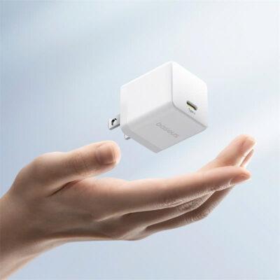 Củ sạc nhanh hiệu Baseus Palm 1C 30W US - Đừng để kích thước đánh lừa bạn! Củ sạc <strong>Baseus Palm 1C 30W US</strong> là một "gã khổng lồ" năng lượng trong một thân hình tí hon. Tích hợp công nghệ SuperSi tiên tiến, sản phẩm mang đến công suất 30W mạnh mẽ, có khả năng sạc nhanh cho cả MacBook Air, iPad Pro và hỗ trợ sạc siêu nhanh cho Samsung. Với kích thước chỉ nằm gọn trong lòng bàn tay, đây là người bạn đồng hành lý tưởng cho những chuyến đi, giúp tiết kiệm không gian mà không hy sinh hiệu suất. An toàn, mạnh mẽ và siêu di động, <strong>Baseus Palm 1C 30W US</strong> là giải pháp sạc tối giản cho mọi tín đồ công nghệ.