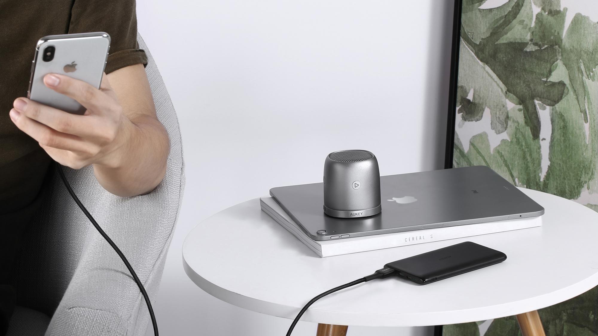 Aukey CB-BAL7 Cáp A-Lightning MFi 0.9m - <ul> <li>Model: CB-BAL7</li> <li>Cáp sạc USB-A to Lightning này là một lựa chọn hoàn hảo cho những ai sở hữu iPhone hoặc iPad.</li> <li>Màu sắc: đen và trắng</li> <li>Chất liệu nylon siêu bền</li> <li>Đầu nối Lightning được chứng nhận MFi bởi Apple</li> <li>Hỗ trợ sạc nhanh 12W</li> <li>Truyền dữ liệu với tốc độ cao lên đến 480Mbps.</li> <li>Chiều dài cáp 0.9m</li> <li>Bảo hành chính hãng 18 tháng</li> <li> <div class="w-2/5 text-textOnWhiteSecondary b2-regular">Cổng cáp kết nối<span style="font-size: 14.4px;color: #000000"> : Đầu ra: Lightning - </span><span style="color: #000000;font-size: 14.4px">Đầu vào: USB 3.0</span></div></li> </ul>