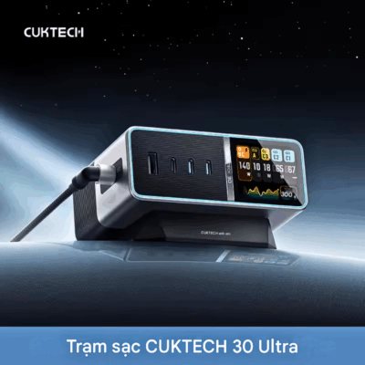 Trạm Sạc CukTech 30 Ultra 300W GaN Desktop Charger (TA3005U) Trạm Sạc CukTech 30 Ultra 300W GaN Desktop Charger (TA3005U) - <strong>CukTech 30 Ultra 300W GaN Desktop Charger</strong> là trạm sạc để bàn mạnh mẽ, trang bị công nghệ GaN tiên tiến, cung cấp tổng công suất lên đến 300W. Với nhiều cổng USB-C và USB-A, <strong>CukTech 30 Ultra 300W GaN Desktop Charger</strong> có thể sạc đồng thời nhiều thiết bị từ laptop, máy tính bảng đến điện thoại và phụ kiện một cách nhanh chóng, hiệu quả. Thiết kế nhỏ gọn, tiết kiệm không gian và tích hợp các công nghệ bảo vệ an toàn, <strong>CukTech 30 Ultra 300W GaN Desktop Charger</strong> là giải pháp năng lượng tối ưu cho bàn làm việc hoặc gia đình. Nâng cấp trải nghiệm sạc của bạn với <strong>CukTech 30 Ultra 300W GaN Desktop Charger</strong>!