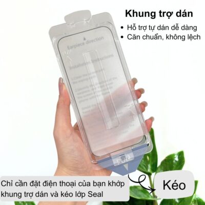 Kính Cường Lực Gor MA-83 Cho iPhone 17 Pro Max - Siêu Nét, Cảm Ứng Mượt Mà, Hạn Chế Vân Tay, Chống Va Đập - Nâng cấp khả năng bảo vệ cho dế yêu của bạn với <strong>Kính cường lực Gor MA-83</strong> – sự lựa chọn hoàn hảo cho màn hình hiển thị sắc nét chuẩn Retina. Được chế tác từ thủy tinh cao cấp, <strong>Gor MA-83</strong> mang lại độ trong suốt gần như tuyệt đối, giúp giữ nguyên 100% chất lượng màu sắc và ánh sáng của màn hình iPhone 17 Pro Max. Điểm đặc biệt của <strong>Gor MA-83</strong> nằm ở lớp phủ Nano công nghệ mới, mang lại cảm giác vuốt chạm trơn tru, mượt mà như màn hình gốc, đồng thời hạn chế bám vân tay và mồ hôi dầu hiệu quả. Với độ cứng 9H bền bỉ, sản phẩm là lớp lá chắn vững chắc bảo vệ điện thoại khỏi trầy xước và va đập trong quá trình sử dụng hàng ngày.