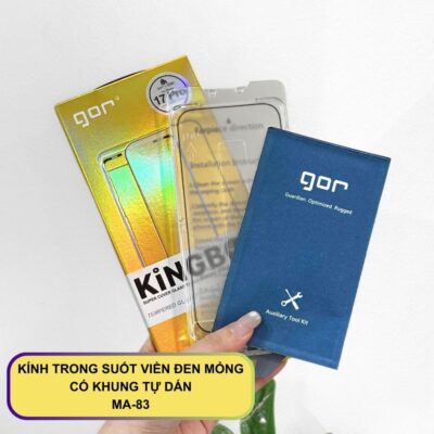 Kính Cường Lực Gor MA-83 Cho iPhone 17 Pro Max - Siêu Nét, Cảm Ứng Mượt Mà, Hạn Chế Vân Tay, Chống Va Đập - Nâng cấp khả năng bảo vệ cho dế yêu của bạn với <strong>Kính cường lực Gor MA-83</strong> – sự lựa chọn hoàn hảo cho màn hình hiển thị sắc nét chuẩn Retina. Được chế tác từ thủy tinh cao cấp, <strong>Gor MA-83</strong> mang lại độ trong suốt gần như tuyệt đối, giúp giữ nguyên 100% chất lượng màu sắc và ánh sáng của màn hình iPhone 17 Pro Max. Điểm đặc biệt của <strong>Gor MA-83</strong> nằm ở lớp phủ Nano công nghệ mới, mang lại cảm giác vuốt chạm trơn tru, mượt mà như màn hình gốc, đồng thời hạn chế bám vân tay và mồ hôi dầu hiệu quả. Với độ cứng 9H bền bỉ, sản phẩm là lớp lá chắn vững chắc bảo vệ điện thoại khỏi trầy xước và va đập trong quá trình sử dụng hàng ngày.