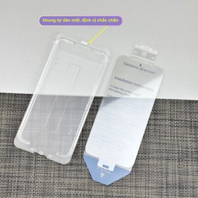 Kính Cường Lực Gor MA-88 Không Viền Đen Trong Suốt - Kèm Khung Trợ Dán, Hạn Chế Vân Tay, Siêu Mỏng Kính Cường Lực Gor MA-88 Không Viền Đen Trong Suốt - Kèm Khung Trợ Dán, Hạn Chế Vân Tay, Siêu Mỏng - Bảo vệ màn hình điện thoại chưa bao giờ dễ dàng và hiệu quả đến thế với <strong>Kính cường lực Gor MA-88</strong>. Đây là giải pháp bảo vệ tối ưu với thiết kế trong suốt hoàn toàn, không viền đen, giúp giữ nguyên 100% diện tích hiển thị và độ sắc nét gốc của màn hình. Điểm đắt giá nhất của <strong>Gor MA-88</strong> chính là bộ khung trợ dán thông minh đi kèm, giúp bất kỳ ai cũng có thể tự dán tại nhà chuẩn xác từng milimet mà không lo bị lệch. Với độ mỏng ấn tượng mang lại cảm giác vuốt chạm mượt mà như màn hình trần, cùng lớp phủ Nano cao cấp hạn chế vân tay, <strong>Gor MA-88</strong> chính là "vệ sĩ" tàng hình hoàn hảo cho dế yêu của bạn. Sản phẩm có độ cứng tiêu chuẩn, chống trầy xước và va đập vượt trội.