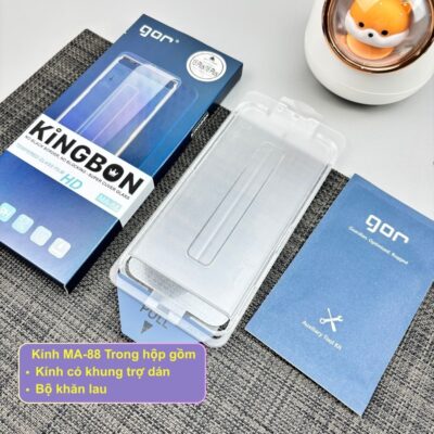 Kính Cường Lực Gor MA-88 Không Viền Đen Trong Suốt - Kèm Khung Trợ Dán, Hạn Chế Vân Tay, Siêu Mỏng Kính Cường Lực Gor MA-88 Không Viền Đen Trong Suốt - Kèm Khung Trợ Dán, Hạn Chế Vân Tay, Siêu Mỏng - Bảo vệ màn hình điện thoại chưa bao giờ dễ dàng và hiệu quả đến thế với <strong>Kính cường lực Gor MA-88</strong>. Đây là giải pháp bảo vệ tối ưu với thiết kế trong suốt hoàn toàn, không viền đen, giúp giữ nguyên 100% diện tích hiển thị và độ sắc nét gốc của màn hình. Điểm đắt giá nhất của <strong>Gor MA-88</strong> chính là bộ khung trợ dán thông minh đi kèm, giúp bất kỳ ai cũng có thể tự dán tại nhà chuẩn xác từng milimet mà không lo bị lệch. Với độ mỏng ấn tượng mang lại cảm giác vuốt chạm mượt mà như màn hình trần, cùng lớp phủ Nano cao cấp hạn chế vân tay, <strong>Gor MA-88</strong> chính là "vệ sĩ" tàng hình hoàn hảo cho dế yêu của bạn. Sản phẩm có độ cứng tiêu chuẩn, chống trầy xước và va đập vượt trội.
