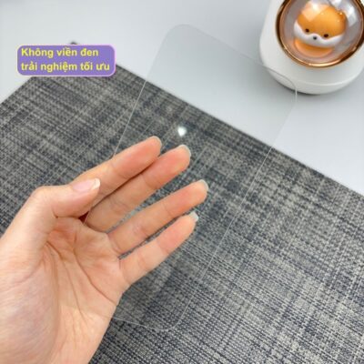 Kính Cường Lực Gor MA-88 Không Viền Đen Trong Suốt - Kèm Khung Trợ Dán, Hạn Chế Vân Tay, Siêu Mỏng Kính Cường Lực Gor MA-88 Không Viền Đen Trong Suốt - Kèm Khung Trợ Dán, Hạn Chế Vân Tay, Siêu Mỏng - Bảo vệ màn hình điện thoại chưa bao giờ dễ dàng và hiệu quả đến thế với <strong>Kính cường lực Gor MA-88</strong>. Đây là giải pháp bảo vệ tối ưu với thiết kế trong suốt hoàn toàn, không viền đen, giúp giữ nguyên 100% diện tích hiển thị và độ sắc nét gốc của màn hình. Điểm đắt giá nhất của <strong>Gor MA-88</strong> chính là bộ khung trợ dán thông minh đi kèm, giúp bất kỳ ai cũng có thể tự dán tại nhà chuẩn xác từng milimet mà không lo bị lệch. Với độ mỏng ấn tượng mang lại cảm giác vuốt chạm mượt mà như màn hình trần, cùng lớp phủ Nano cao cấp hạn chế vân tay, <strong>Gor MA-88</strong> chính là "vệ sĩ" tàng hình hoàn hảo cho dế yêu của bạn. Sản phẩm có độ cứng tiêu chuẩn, chống trầy xước và va đập vượt trội.