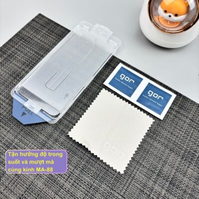 Kính Cường Lực Gor MA-88 Không Viền Đen Trong Suốt - Kèm Khung Trợ Dán, Hạn Chế Vân Tay, Siêu Mỏng Kính Cường Lực Gor MA-88 Không Viền Đen Trong Suốt - Kèm Khung Trợ Dán, Hạn Chế Vân Tay, Siêu Mỏng - Bảo vệ màn hình điện thoại chưa bao giờ dễ dàng và hiệu quả đến thế với <strong>Kính cường lực Gor MA-88</strong>. Đây là giải pháp bảo vệ tối ưu với thiết kế trong suốt hoàn toàn, không viền đen, giúp giữ nguyên 100% diện tích hiển thị và độ sắc nét gốc của màn hình. Điểm đắt giá nhất của <strong>Gor MA-88</strong> chính là bộ khung trợ dán thông minh đi kèm, giúp bất kỳ ai cũng có thể tự dán tại nhà chuẩn xác từng milimet mà không lo bị lệch. Với độ mỏng ấn tượng mang lại cảm giác vuốt chạm mượt mà như màn hình trần, cùng lớp phủ Nano cao cấp hạn chế vân tay, <strong>Gor MA-88</strong> chính là "vệ sĩ" tàng hình hoàn hảo cho dế yêu của bạn. Sản phẩm có độ cứng tiêu chuẩn, chống trầy xước và va đập vượt trội.