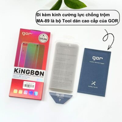 Kính Cường Lực Chống Nhìn Trộm Gor MA-89 Không Viền Đen – Hộp Tự Dán Thông Minh, Bảo Mật Riêng Tư Kính Cường Lực Chống Nhìn Trộm Gor MA-89 Không Viền Đen – Hộp Tự Dán Thông Minh, Bảo Mật Riêng Tư - Bảo vệ quyền riêng tư tuyệt đối và nâng tầm trải nghiệm dán kính tại nhà với <strong>Kính cường lực Gor MA-89</strong>. Đây là dòng sản phẩm chống nhìn trộm cao cấp nhất hiện nay dành cho iPhone 17 Pro Max, sở hữu thiết kế <strong>không viền đen</strong> hiếm có, giúp hiển thị trọn vẹn nội dung mà không bị che khuất tầm nhìn. Điểm đột phá của <strong>Gor MA-89</strong> nằm ở <strong>Hộp tự dán thông minh (Auto-install Box)</strong>. Công nghệ này giúp tự động loại bỏ bụi và căn chỉnh kính chính xác 100%, giúp bất kỳ ai cũng có thể dán đẹp như thợ chỉ trong vài giây. Với khả năng chống nhìn trộm góc nghiêng 28 độ, độ cứng 9H và bề mặt phủ Nano siêu mượt, <strong>Gor MA-89</strong> chính là lớp khiên bảo mật hoàn hảo và sang trọng cho dế yêu của bạn.