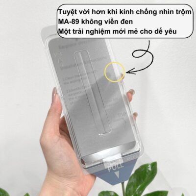 Kính Cường Lực Chống Nhìn Trộm Gor MA-89 Không Viền Đen – Hộp Tự Dán Thông Minh, Bảo Mật Riêng Tư Kính Cường Lực Chống Nhìn Trộm Gor MA-89 Không Viền Đen – Hộp Tự Dán Thông Minh, Bảo Mật Riêng Tư - Bảo vệ quyền riêng tư tuyệt đối và nâng tầm trải nghiệm dán kính tại nhà với <strong>Kính cường lực Gor MA-89</strong>. Đây là dòng sản phẩm chống nhìn trộm cao cấp nhất hiện nay dành cho iPhone 17 Pro Max, sở hữu thiết kế <strong>không viền đen</strong> hiếm có, giúp hiển thị trọn vẹn nội dung mà không bị che khuất tầm nhìn. Điểm đột phá của <strong>Gor MA-89</strong> nằm ở <strong>Hộp tự dán thông minh (Auto-install Box)</strong>. Công nghệ này giúp tự động loại bỏ bụi và căn chỉnh kính chính xác 100%, giúp bất kỳ ai cũng có thể dán đẹp như thợ chỉ trong vài giây. Với khả năng chống nhìn trộm góc nghiêng 28 độ, độ cứng 9H và bề mặt phủ Nano siêu mượt, <strong>Gor MA-89</strong> chính là lớp khiên bảo mật hoàn hảo và sang trọng cho dế yêu của bạn.