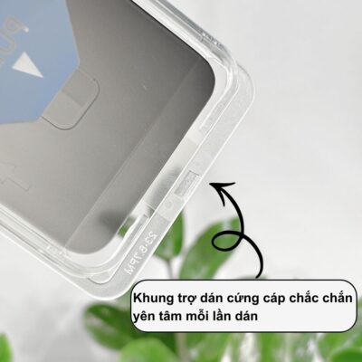 Kính Cường Lực Chống Nhìn Trộm Gor MA-89 Không Viền Đen – Hộp Tự Dán Thông Minh, Bảo Mật Riêng Tư Kính Cường Lực Chống Nhìn Trộm Gor MA-89 Không Viền Đen – Hộp Tự Dán Thông Minh, Bảo Mật Riêng Tư - Bảo vệ quyền riêng tư tuyệt đối và nâng tầm trải nghiệm dán kính tại nhà với <strong>Kính cường lực Gor MA-89</strong>. Đây là dòng sản phẩm chống nhìn trộm cao cấp nhất hiện nay dành cho iPhone 17 Pro Max, sở hữu thiết kế <strong>không viền đen</strong> hiếm có, giúp hiển thị trọn vẹn nội dung mà không bị che khuất tầm nhìn. Điểm đột phá của <strong>Gor MA-89</strong> nằm ở <strong>Hộp tự dán thông minh (Auto-install Box)</strong>. Công nghệ này giúp tự động loại bỏ bụi và căn chỉnh kính chính xác 100%, giúp bất kỳ ai cũng có thể dán đẹp như thợ chỉ trong vài giây. Với khả năng chống nhìn trộm góc nghiêng 28 độ, độ cứng 9H và bề mặt phủ Nano siêu mượt, <strong>Gor MA-89</strong> chính là lớp khiên bảo mật hoàn hảo và sang trọng cho dế yêu của bạn.