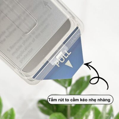 Kính Cường Lực Chống Nhìn Trộm Gor MA-89 Không Viền Đen – Hộp Tự Dán Thông Minh, Bảo Mật Riêng Tư Kính Cường Lực Chống Nhìn Trộm Gor MA-89 Không Viền Đen – Hộp Tự Dán Thông Minh, Bảo Mật Riêng Tư - Bảo vệ quyền riêng tư tuyệt đối và nâng tầm trải nghiệm dán kính tại nhà với <strong>Kính cường lực Gor MA-89</strong>. Đây là dòng sản phẩm chống nhìn trộm cao cấp nhất hiện nay dành cho iPhone 17 Pro Max, sở hữu thiết kế <strong>không viền đen</strong> hiếm có, giúp hiển thị trọn vẹn nội dung mà không bị che khuất tầm nhìn. Điểm đột phá của <strong>Gor MA-89</strong> nằm ở <strong>Hộp tự dán thông minh (Auto-install Box)</strong>. Công nghệ này giúp tự động loại bỏ bụi và căn chỉnh kính chính xác 100%, giúp bất kỳ ai cũng có thể dán đẹp như thợ chỉ trong vài giây. Với khả năng chống nhìn trộm góc nghiêng 28 độ, độ cứng 9H và bề mặt phủ Nano siêu mượt, <strong>Gor MA-89</strong> chính là lớp khiên bảo mật hoàn hảo và sang trọng cho dế yêu của bạn.