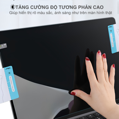 Dán Màn Hình Từ Tính Trong Suốt JRC MacBook Neo/Air/Pro (M1-M5) 13/14/16 inch – Chống Hằn Phím, Không Dùng Keo Dán Màn Hình Từ Tính Trong Suốt JRC MacBook Neo/Air/Pro (M1-M5) 13/14/16 inch – Chống Hằn Phím, Không Dùng Keo - <strong>Dán Màn Hình Từ Tính Trong Suốt JRC</strong> là phụ kiện cao cấp không thể thiếu cho người dùng MacBook Air và Pro từ chip M1 đến M5. Điểm khác biệt lớn nhất của sản phẩm chính là cơ chế hít từ tính hiện đại, hoàn toàn không sử dụng keo dán, giúp bạn tháo lắp dễ dàng trong tích tắc mà không để lại bất kỳ vết bẩn nào trên màn hình. Với độ trong suốt tuyệt đối, <strong>Dán Màn Hình Từ Tính Trong Suốt JRC</strong> bảo toàn trọn vẹn chất lượng hiển thị sắc nét của màn hình Retina. Sản phẩm không chỉ bảo vệ bề mặt màn hình khỏi trầy xước, bụi bẩn mà còn đóng vai trò quan trọng trong việc hạn chế tình trạng hằn phím lên màn hình – một lỗi phổ biến trên các dòng laptop siêu mỏng. Thiết kế siêu mỏng, tinh tế của <strong>Dán Màn Hình Từ Tính Trong Suốt JRC</strong> đảm bảo máy vẫn đóng khít hoàn toàn, mang lại sự an tâm tuyệt đối cho chiếc MacBook giá trị của bạn.