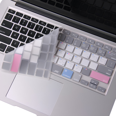 Lót Phủ Phím JRC Cho MacBook Air 13.6'' / 15.3''/ Pro 14" / 16"/ Neo – Siêu Mỏng, Chống Bụi, Kháng Nước Tuyệt Đối Lót Phủ Phím JRC Cho MacBook Air 13.6'' / 15.3''/ Pro 14" / 16"/ Neo – Siêu Mỏng, Chống Bụi, Kháng Nước Tuyệt Đối - <strong>Lót Phủ Phím JRC</strong> là phụ kiện bảo vệ bàn phím tối ưu được thiết kế dành riêng cho các dòng MacBook đời mới nhất như Air 13.6 inch, 15.3 inch, Pro 14 inch, 16 inch và dòng MacBook Neo. Với chất liệu Silicon/TPU cao cấp siêu mỏng, <strong>Lót Phủ Phím JRC</strong> mang lại cảm giác gõ phím nhẹ nhàng, chân thực như không hề sử dụng miếng lót. Sản phẩm đóng vai trò là "lá chắn" hoàn hảo giúp ngăn chặn bụi bẩn, vụn thức ăn và các sự cố đổ chất lỏng bất ngờ làm hư hỏng mạch điện dưới phím. Đặc biệt, <strong>Lót Phủ Phím JRC</strong> có độ trong suốt cao, không làm mờ đèn nền bàn phím và ngăn ngừa hiệu quả tình trạng dầu tay gây bóng phím hoặc hằn dấu bàn phím lên màn hình Retina. Đây là sự đầu tư nhỏ nhưng cực kỳ quan trọng để giữ gìn giá trị và vẻ đẹp bền lâu cho chiếc MacBook của bạn.