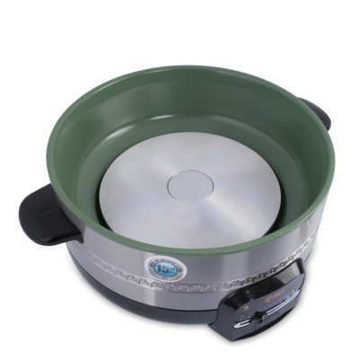Nồi Lẩu Điện Comet CM7731 - Dung Tích 3.5 Lít, Công Suất 1300W, Đa Năng Tiện Lợi Nồi Lẩu Điện Comet CM7731 - Dung Tích 3.5 Lít, Công Suất 1300W, Đa Năng Tiện Lợi - <strong>Nồi lẩu điện CM7731 </strong>đến từ thương hiệu Comet là sự lựa chọn tuyệt vời cho những bữa tiệc lẩu ấm cúng bên gia đình và bạn bè. Với thiết kế hiện đại, tinh tế cùng dung tích 3.5 lít rộng rãi,<strong>CM7731 </strong>đáp ứng hoàn hảo nhu cầu thưởng thức món ăn của gia đình từ 4-6 thành viên. Sản phẩm sở hữu công suất mạnh mẽ lên đến 1300W, giúp nước lẩu sôi nhanh chóng, tiết kiệm thời gian chờ đợi. Không chỉ dừng lại ở việc nấu lẩu,<strong>CM7731 </strong>còn cực kỳ đa năng khi có thể sử dụng để chiên, xào, nấu canh hoặc hầm thực phẩm. Lòng nồi được phủ lớp chống dính cao cấp giúp thức ăn không bị bám dính và việc vệ sinh trở nên cực kỳ đơn giản. Hãy trang bị ngay nồi lẩu điện<strong>CM7731 </strong>để mang lại những bữa ăn ngon miệng, nóng hổi và đầy đủ dinh dưỡng cho cả gia đình bạn.