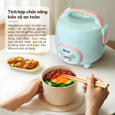 Nồi Cơm Điện Nắp Gài Comet CM8002 -Dung tích 1.2L, Công suất 500W - Chống Dính Đáy , Màu Xanh Bạc Hà Thời Trang - Bạn đang tìm kiếm một chiếc nồi cơm điện nhỏ gọn, tiện lợi và tiết kiệm điện năng cho gia đình ít người hay người độc thân? Nồi cơm điện nắp gài Comet <strong>CM8002</strong> chính là sự lựa chọn hoàn hảo dành cho bạn. Sở hữu dung tích 1.2 lít cùng công suất 500W, sản phẩm giúp nấu cơm chín nhanh, đều và giữ trọn hương vị dẻo thơm. Điểm nhấn của <strong>CM8002</strong> nằm ở thiết kế lòng nồi hợp kim nhôm phủ chống dính đen đáy tổ ong cao cấp, kết hợp màu xanh bạc hà thanh lịch. Với cơ chế điều khiển công tắc gạt đơn giản, đèn chỉ thị thông minh và tính năng bảo vệ quá nhiệt an toàn, nồi cơm điện <strong>CM8002</strong> mang lại sự tiện nghi tối đa cho gian bếp nhà bạn.