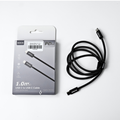 Cáp Sạc Nhanh C to C MOKIN MOCC0124/MOCC0128 - PD 240W, Dây Bọc Dù Siêu Bền 30.000 Lần Gập (1m/2m) - Cáp sạc nhanh C to C MOKIN <strong>MOCC0124/MOCC0128</strong> là giải pháp truyền tải năng lượng đỉnh cao dành cho các thiết bị công nghệ hiện đại của bạn. Sở hữu công suất cực đại lên đến 240W thông qua chuẩn sạc PD (Power Delivery) tiên tiến, sợi cáp này tự tin sạc siêu tốc cho mọi thiết bị từ MacBook Pro 16 inch, laptop trạm, máy tính bảng cho đến các dòng điện thoại thông minh cao cấp nhất (như iPhone 15 series hay Samsung S24 Ultra). Điểm nhấn đáng giá nhất của <strong>MOCC0124/MOCC0128</strong> nằm ở thiết kế lớp vỏ bọc dù (Braided Wire) vô cùng chắc chắn, mang lại độ bền bỉ vượt thời gian với khả năng chịu được hơn 30.000 lần gập uốn (30,000 bends) mà không lo đứt gãy lõi cáp. Với hai tùy chọn chiều dài 1 mét và 2 mét linh hoạt, đây chắc chắn là phụ kiện cáp sạc Type-C hoàn hảo mà bạn không thể bỏ lỡ.