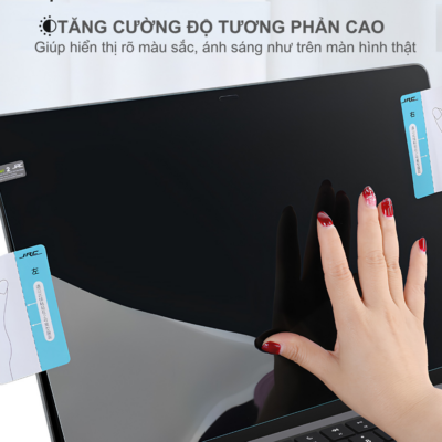 Dán Màn Hình Từ Tính Trong Suốt JRC MacBook Neo/Air/Pro (M1-M5) 13/14/16 inch – Chống Hằn Phím, Không Dùng Keo Dán Màn Hình Từ Tính Trong Suốt JRC MacBook Neo/Air/Pro (M1-M5) 13/14/16 inch – Chống Hằn Phím, Không Dùng Keo - <strong>Dán Màn Hình Từ Tính Trong Suốt JRC</strong> là phụ kiện cao cấp không thể thiếu cho người dùng MacBook Air và Pro từ chip M1 đến M5. Điểm khác biệt lớn nhất của sản phẩm chính là cơ chế hít từ tính hiện đại, hoàn toàn không sử dụng keo dán, giúp bạn tháo lắp dễ dàng trong tích tắc mà không để lại bất kỳ vết bẩn nào trên màn hình. Với độ trong suốt tuyệt đối, <strong>Dán Màn Hình Từ Tính Trong Suốt JRC</strong> bảo toàn trọn vẹn chất lượng hiển thị sắc nét của màn hình Retina. Sản phẩm không chỉ bảo vệ bề mặt màn hình khỏi trầy xước, bụi bẩn mà còn đóng vai trò quan trọng trong việc hạn chế tình trạng hằn phím lên màn hình – một lỗi phổ biến trên các dòng laptop siêu mỏng. Thiết kế siêu mỏng, tinh tế của <strong>Dán Màn Hình Từ Tính Trong Suốt JRC</strong> đảm bảo máy vẫn đóng khít hoàn toàn, mang lại sự an tâm tuyệt đối cho chiếc MacBook giá trị của bạn.