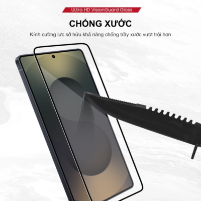 Kính cường lực Samsung Galaxy S26 Ultra Zeelot Solidsleek Full viền đen cao cấp - Kèm khay hỗ trợ dán tự động | Zeelot S26 Ultra Kính cường lực Samsung Galaxy S26 Ultra Zeelot Solidsleek Full viền đen cao cấp - Kèm khay hỗ trợ dán tự động | Zeelot S26 Ultra - <strong>Zeelot S26 Ultra</strong> là giải pháp bảo vệ màn hình hàng đầu dành riêng cho siêu phẩm flagship mới nhất của Samsung. Sử dụng công nghệ Solidsleek độc quyền từ Zeelot, miếng dán kính cường lực này mang đến khả năng chịu lực vượt trội, chống trầy xước từ các vật sắc nhọn và giảm thiểu rủi ro nứt vỡ khi va đập. Điểm nổi bật của <strong>Zeelot S26 Ultra</strong> chính là thiết kế Full viền đen ôm sát các cạnh cong, tạo sự liền mạch hoàn hảo và không gây cấn tay khi vuốt chạm. Đặc biệt, bộ sản phẩm đi kèm khay hỗ trợ dán thông minh giúp bạn tự thao tác tại nhà một cách chính xác tuyệt đối, loại bỏ hoàn toàn nỗi lo bọt khí hay dán lệch. Với độ trong suốt tiệm cận 100%, <strong>Zeelot S26 Ultra</strong> giữ trọn vẹn chất lượng hiển thị sắc nét và độ nhạy cảm ứng siêu mượt cho trải nghiệm sử dụng đỉnh cao.