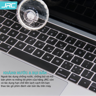 Lót Phủ Phím JRC Cho MacBook Air 13.6'' / 15.3''/ Pro 14" / 16"/ Neo – Siêu Mỏng, Chống Bụi, Kháng Nước Tuyệt Đối Lót Phủ Phím JRC Cho MacBook Air 13.6'' / 15.3''/ Pro 14" / 16"/ Neo – Siêu Mỏng, Chống Bụi, Kháng Nước Tuyệt Đối - <strong>Lót Phủ Phím JRC</strong> là phụ kiện bảo vệ bàn phím tối ưu được thiết kế dành riêng cho các dòng MacBook đời mới nhất như Air 13.6 inch, 15.3 inch, Pro 14 inch, 16 inch và dòng MacBook Neo. Với chất liệu Silicon/TPU cao cấp siêu mỏng, <strong>Lót Phủ Phím JRC</strong> mang lại cảm giác gõ phím nhẹ nhàng, chân thực như không hề sử dụng miếng lót. Sản phẩm đóng vai trò là "lá chắn" hoàn hảo giúp ngăn chặn bụi bẩn, vụn thức ăn và các sự cố đổ chất lỏng bất ngờ làm hư hỏng mạch điện dưới phím. Đặc biệt, <strong>Lót Phủ Phím JRC</strong> có độ trong suốt cao, không làm mờ đèn nền bàn phím và ngăn ngừa hiệu quả tình trạng dầu tay gây bóng phím hoặc hằn dấu bàn phím lên màn hình Retina. Đây là sự đầu tư nhỏ nhưng cực kỳ quan trọng để giữ gìn giá trị và vẻ đẹp bền lâu cho chiếc MacBook của bạn.