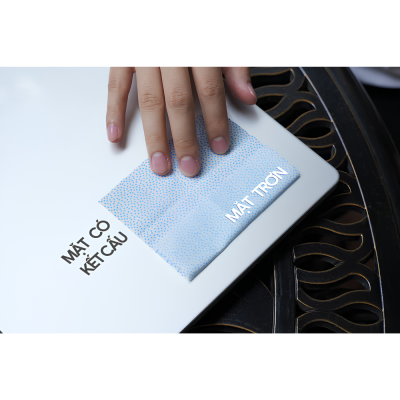 Khăn Làm Sạch Nhanh Hyperwork C03 Flash Wipe – Gói 20 Miếng Thiết Kế 2 Mặt Tiện Dụng - <strong>Khăn làm sạch nhanh Hyperwork C03</strong> (Flash Wipe) là giải pháp vệ sinh tức thì vô cùng tiện lợi cho cuộc sống năng động. Với quy cách đóng gói nhỏ gọn 20 chiếc/gói cùng kích thước mỗi miếng 96 x 63 mm, dòng khăn <strong>C03</strong> dễ dàng đồng hành cùng bạn trong túi xách, hộc xe ô tô hay ngăn kéo văn phòng. Sản phẩm sở hữu thiết kế đột phá với 2 mặt chuyên biệt (mặt nhám textured đánh bật mảng bám và mặt mịn plain side làm sạch tinh tươm), mang lại hiệu quả vượt trội hơn hẳn các loại khăn ướt thông thường. Được dệt từ vải không dệt cao cấp, khăn <strong>C03</strong> xử lý vết bẩn siêu tốc mà không để lại xơ vải hay gây xước bề mặt.