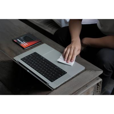 Bộ 3 Tấm Phủ Phím Laptop HyperWork CC02 (Vải Da Lộn Suede Microfiber 190 GSM) - Chống Hằn Màn Hình, Lau Bụi Vân Tay Tiện Lợi Bộ 3 Tấm Phủ Phím Laptop HyperWork CC02 (Vải Da Lộn Suede Microfiber 190 GSM) - Chống Hằn Màn Hình, Lau Bụi Vân Tay Tiện Lợi - Bộ 3 phủ phím laptop <b>CC02</b> là phụ kiện bảo vệ màn hình và bàn phím máy tính xách tay cao cấp, giúp ngăn ngừa triệt để tình trạng hằn phím, trầy xước và bám bụi bẩn. Được dệt từ chất liệu vải da lộn Suede Microfiber mềm mịn đạt độ dày tiêu chuẩn 190 GSM, tấm phủ <b>CC02</b> sở hữu khả năng thấm hút dầu mỡ, lau sạch dấu vân tay và kháng bụi vượt trội. Sản phẩm đóng gói tiện ích bộ 3 chiếc với gam màu Be thanh lịch cùng 2 tùy chọn kích thước 29 x 19.5 cm (cho laptop 13 - 14 inch) và 22.5 x 34 cm (cho laptop 15 - 16 inch). Trang bị ngay bộ phủ phím <b>CC02</b> để bảo vệ trọn vẹn màn hình laptop đắt giá của bạn mỗi khi gập máy.