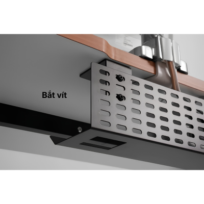 Khay Đi Dây Thép HyperWork CM03 (Dài 600 - 800mm, Tải Trọng 10kg) - Đáy Vát 135 Độ, Kẹp Bàn Hoặc Bắt Vít Tiện Lợi Khay Đi Dây Thép HyperWork CM03 (Dài 600 - 800mm, Tải Trọng 10kg) - Đáy Vát 135 Độ, Kẹp Bàn Hoặc Bắt Vít Tiện Lợi - Khay đi dây <b>CM03</b> là phụ kiện quản lý cáp thông minh giúp bàn làm việc luôn ngăn nắp, an toàn và thẩm mỹ. Được gia công từ thép sơn tĩnh điện cứng cáp, <b>CM03</b> sở hữu tải trọng ấn tượng lên đến 10kg, gánh vác dễ dàng các ổ cắm điện, củ sạc nặng và bó dây cáp phức tạp. Thiết bị sở hữu thiết kế lỗ đồng đều thông thoáng cùng đáy vát 135 độ độc đáo giúp cắm rút thuận tiện. Với 2 phiên bản kích thước 600mm và 800mm, khay <b>CM03</b> hỗ trợ kẹp mép bàn linh hoạt (dưới 5cm) hoặc bắt vít kiên cố (trên 5cm). Lựa chọn máng giấu dây <b>CM03</b> để loại bỏ tình trạng dây điện lộn xộn và nâng tầm góc setup chuyên nghiệp.