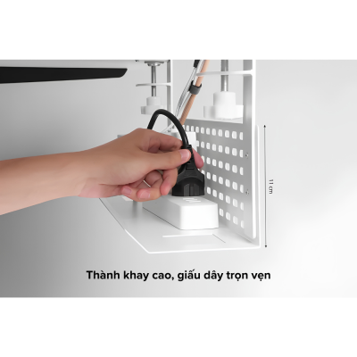 Khay Đi Dây Thép HyperWork CM03 (Dài 600 - 800mm, Tải Trọng 10kg) - Đáy Vát 135 Độ, Kẹp Bàn Hoặc Bắt Vít Tiện Lợi Khay Đi Dây Thép HyperWork CM03 (Dài 600 - 800mm, Tải Trọng 10kg) - Đáy Vát 135 Độ, Kẹp Bàn Hoặc Bắt Vít Tiện Lợi - Khay đi dây <b>CM03</b> là phụ kiện quản lý cáp thông minh giúp bàn làm việc luôn ngăn nắp, an toàn và thẩm mỹ. Được gia công từ thép sơn tĩnh điện cứng cáp, <b>CM03</b> sở hữu tải trọng ấn tượng lên đến 10kg, gánh vác dễ dàng các ổ cắm điện, củ sạc nặng và bó dây cáp phức tạp. Thiết bị sở hữu thiết kế lỗ đồng đều thông thoáng cùng đáy vát 135 độ độc đáo giúp cắm rút thuận tiện. Với 2 phiên bản kích thước 600mm và 800mm, khay <b>CM03</b> hỗ trợ kẹp mép bàn linh hoạt (dưới 5cm) hoặc bắt vít kiên cố (trên 5cm). Lựa chọn máng giấu dây <b>CM03</b> để loại bỏ tình trạng dây điện lộn xộn và nâng tầm góc setup chuyên nghiệp.