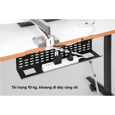 Khay Đi Dây Thép HyperWork CM03 (Dài 600 - 800mm, Tải Trọng 10kg) - Đáy Vát 135 Độ, Kẹp Bàn Hoặc Bắt Vít Tiện Lợi Khay Đi Dây Thép HyperWork CM03 (Dài 600 - 800mm, Tải Trọng 10kg) - Đáy Vát 135 Độ, Kẹp Bàn Hoặc Bắt Vít Tiện Lợi - Khay đi dây <b>CM03</b> là phụ kiện quản lý cáp thông minh giúp bàn làm việc luôn ngăn nắp, an toàn và thẩm mỹ. Được gia công từ thép sơn tĩnh điện cứng cáp, <b>CM03</b> sở hữu tải trọng ấn tượng lên đến 10kg, gánh vác dễ dàng các ổ cắm điện, củ sạc nặng và bó dây cáp phức tạp. Thiết bị sở hữu thiết kế lỗ đồng đều thông thoáng cùng đáy vát 135 độ độc đáo giúp cắm rút thuận tiện. Với 2 phiên bản kích thước 600mm và 800mm, khay <b>CM03</b> hỗ trợ kẹp mép bàn linh hoạt (dưới 5cm) hoặc bắt vít kiên cố (trên 5cm). Lựa chọn máng giấu dây <b>CM03</b> để loại bỏ tình trạng dây điện lộn xộn và nâng tầm góc setup chuyên nghiệp.