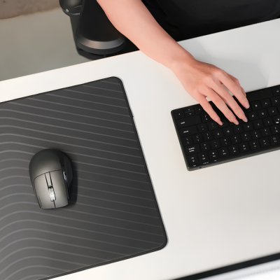 Pad Chuột Gaming HyperWork Fable (Dày 5mm, Vải Cordura Chống Nước) - Họa Tiết Aero Dynamic Wave Cao Cấp Pad Chuột Gaming HyperWork Fable (Dày 5mm, Vải Cordura Chống Nước) - Họa Tiết Aero Dynamic Wave Cao Cấp - Lót chuột gaming <b>Fable</b> là phụ kiện cao cấp giúp nâng tầm trải nghiệm điều khiển chuột mượt mà và chuẩn xác cho cả game thủ lẫn người làm việc chuyên nghiệp. Sở hữu chất liệu vải Cordura Advance Fabric danh tiếng kết hợp họa tiết Aero Dynamic Wave độc đáo, <b>Fable</b> mang lại bề mặt lướt chuột cân bằng hoàn hảo giữa tốc độ và khả năng kiểm soát lực dừng. Thiết kế 3 lớp dày dặn lên đến 5mm với đế cao su chống trượt bám dính chắc chắn và lớp phủ kháng nước tiện lợi. Với hai tùy chọn kích thước 450x400x5mm và 900x400x5mm, pad chuột <b>Fable</b> sẵn sàng đáp ứng mọi không gian setup bàn làm việc và thi đấu đỉnh cao.