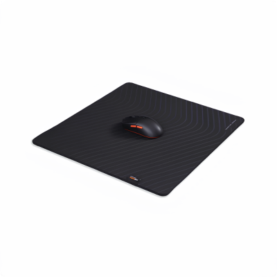Pad Chuột Gaming HyperWork Fable (Dày 5mm, Vải Cordura Chống Nước) - Họa Tiết Aero Dynamic Wave Cao Cấp Pad Chuột Gaming HyperWork Fable (Dày 5mm, Vải Cordura Chống Nước) - Họa Tiết Aero Dynamic Wave Cao Cấp - Lót chuột gaming <b>Fable</b> là phụ kiện cao cấp giúp nâng tầm trải nghiệm điều khiển chuột mượt mà và chuẩn xác cho cả game thủ lẫn người làm việc chuyên nghiệp. Sở hữu chất liệu vải Cordura Advance Fabric danh tiếng kết hợp họa tiết Aero Dynamic Wave độc đáo, <b>Fable</b> mang lại bề mặt lướt chuột cân bằng hoàn hảo giữa tốc độ và khả năng kiểm soát lực dừng. Thiết kế 3 lớp dày dặn lên đến 5mm với đế cao su chống trượt bám dính chắc chắn và lớp phủ kháng nước tiện lợi. Với hai tùy chọn kích thước 450x400x5mm và 900x400x5mm, pad chuột <b>Fable</b> sẵn sàng đáp ứng mọi không gian setup bàn làm việc và thi đấu đỉnh cao.