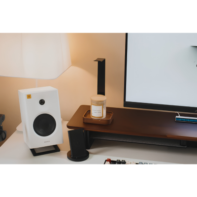 Giá Đỡ Tai Nghe Bàn Làm Việc HyperWork HS01 (120 x 90 x 265 mm) - Gỗ Óc Chó Tự Nhiên & Hợp Kim Nhôm Cao Cấp, Tích Hợp Chân Đế Khay Đựng Đồ Giá Đỡ Tai Nghe Bàn Làm Việc HyperWork HS01 (120 x 90 x 265 mm) - Gỗ Óc Chó Tự Nhiên & Hợp Kim Nhôm Cao Cấp, Tích Hợp Chân Đế Khay Đựng Đồ - Giá đỡ tai nghe <b>HS01</b> là phụ kiện bàn làm việc cao cấp giúp nâng đỡ và bảo quản tai nghe chụp tai luôn an toàn, ngăn nắp và tinh tế. Được chế tác từ sự kết hợp độc đáo giữa gỗ óc chó tự nhiên nhập khẩu và khung hợp kim nhôm sang trọng, <b>HS01</b> sở hữu kích thước tiêu chuẩn 120 x 90 x 265 mm gọn gàng. Thiết kế thông minh tích hợp chân đế khay gỗ tiện dụng cho phép bạn cất giữ thêm các vật dụng cá nhân như tai nghe TWS, chìa khóa, đồng hồ hay dây cáp. Lựa chọn giá treo tai nghe <b>HS01</b> ngay hôm nay để bảo vệ đệm đầu tai nghe, tối ưu diện tích mặt bàn và nâng tầm góc setup hiện đại.