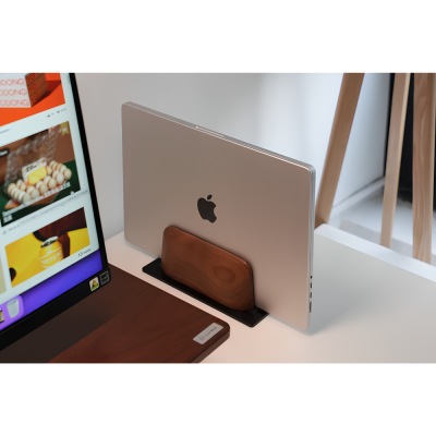 Giá Đỡ Laptop Dạng Đứng HyperWork LH01 (215 x 85 x 80 mm) - Gỗ Óc Chó Tự Nhiên & Khung Nhôm Cao Cấp, Điều Chỉnh Độ Rộng Khe 20 - 40mm Giá Đỡ Laptop Dạng Đứng HyperWork LH01 (215 x 85 x 80 mm) - Gỗ Óc Chó Tự Nhiên & Khung Nhôm Cao Cấp, Điều Chỉnh Độ Rộng Khe 20 - 40mm - Giá đỡ laptop <b>LH01</b> là phụ kiện công thái học cao cấp giúp tối ưu hóa không gian bàn làm việc và bảo quản máy tính xách tay an toàn, tinh tế. Được chế tác từ sự kết hợp độc đáo giữa gỗ óc chó tự nhiên nhập khẩu và khung hợp kim nhôm cao cấp, <b>LH01</b> sở hữu kích thước tiêu chuẩn 215 x 85 x 80 mm nhỏ gọn. Thiết bị sở hữu thiết kế thông minh cho phép điều chỉnh độ rộng khe từ 20 đến 40 mm linh hoạt, tương thích hoàn hảo với mọi độ dày laptop từ siêu mỏng đến các dòng máy trạm dày bản. Lựa chọn giá đỡ đứng <b>LH01</b> ngay hôm nay để giải phóng diện tích mặt bàn, hỗ trợ tản nhiệt tự nhiên và nâng tầm góc setup sang trọng.