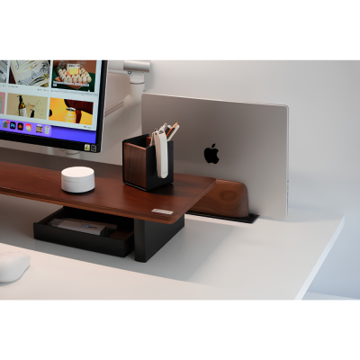Giá Đỡ Laptop Dạng Đứng HyperWork LH01 (215 x 85 x 80 mm) - Gỗ Óc Chó Tự Nhiên & Khung Nhôm Cao Cấp, Điều Chỉnh Độ Rộng Khe 20 - 40mm Giá Đỡ Laptop Dạng Đứng HyperWork LH01 (215 x 85 x 80 mm) - Gỗ Óc Chó Tự Nhiên & Khung Nhôm Cao Cấp, Điều Chỉnh Độ Rộng Khe 20 - 40mm - Giá đỡ laptop <b>LH01</b> là phụ kiện công thái học cao cấp giúp tối ưu hóa không gian bàn làm việc và bảo quản máy tính xách tay an toàn, tinh tế. Được chế tác từ sự kết hợp độc đáo giữa gỗ óc chó tự nhiên nhập khẩu và khung hợp kim nhôm cao cấp, <b>LH01</b> sở hữu kích thước tiêu chuẩn 215 x 85 x 80 mm nhỏ gọn. Thiết bị sở hữu thiết kế thông minh cho phép điều chỉnh độ rộng khe từ 20 đến 40 mm linh hoạt, tương thích hoàn hảo với mọi độ dày laptop từ siêu mỏng đến các dòng máy trạm dày bản. Lựa chọn giá đỡ đứng <b>LH01</b> ngay hôm nay để giải phóng diện tích mặt bàn, hỗ trợ tản nhiệt tự nhiên và nâng tầm góc setup sang trọng.
