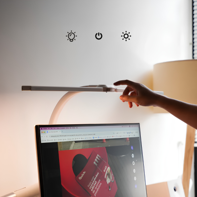 Đèn Kẹp Bàn Hyperwork Luna – Độ Sáng 1000 Lumen, Không Ánh Sáng Xanh RG0, Núm Xoay Không Dây Đèn Kẹp Bàn Hyperwork Luna – Độ Sáng 1000 Lumen, Không Ánh Sáng Xanh RG0, Núm Xoay Không Dây - <strong class="ng-star-inserted"><span class="ng-star-inserted">Đèn kẹp bàn Hyperwork Luna</span></strong><span class="ng-star-inserted"> là giải pháp chiếu sáng bảo vệ mắt đỉnh cao dành cho góc setup bàn làm việc, học tập và đồ họa chuyên nghiệp. Sở hữu độ sáng cực đại 1000 lumen cùng vùng phủ sáng rộng tới 180 cm, </span><strong class="ng-star-inserted"><span class="ng-star-inserted">Hyperwork Luna</span></strong><span class="ng-star-inserted"> thắp sáng toàn diện mặt bàn mà không chiếm dụng diện tích nhờ ngàm kẹp bàn tiện lợi. Đèn ứng dụng chip LED RG0 đạt chuẩn Flicker Free triệt tiêu nhấp nháy, không ánh sáng xanh nguy hại và chỉ số hoàn màu vượt trội CRI ≥ 95 Ra tái tạo màu sắc trung thực chuẩn tự nhiên. Tích hợp dải nhiệt độ màu 2700K - 6500K, khả năng xoay gập đa khớp linh hoạt cùng núm xoay điều khiển không dây hiện đại, </span><strong class="ng-star-inserted"><span class="ng-star-inserted">Hyperwork Luna</span></strong><span class="ng-star-inserted"> là sự đầu tư hoàn hảo cho đôi mắt của bạn.</span>
