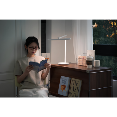 Đèn Bàn Làm Việc Kyvian Luxia Base 18W 1100 Lumen – Cánh Đèn Xoay 360 Độ, Chip LED RG0, Hoàn Màu CRI ≥ 95 Ra, 10 Cấp Độ Sáng Đèn Bàn Làm Việc Kyvian Luxia Base 18W 1100 Lumen – Cánh Đèn Xoay 360 Độ, Chip LED RG0, Hoàn Màu CRI ≥ 95 Ra, 10 Cấp Độ Sáng - <p class="ng-star-inserted"><strong class="ng-star-inserted"><span class="ng-star-inserted">Đèn bàn làm việc Luxia Base</span></strong><span class="ng-star-inserted"> là mẫu đèn học và làm việc công thái học bảo vệ thị lực toàn diện thế hệ mới với hiệu năng vượt trội hàng đầu phân khúc. Sở hữu công suất mạnh mẽ 18W cùng độ sáng quang thông rực rỡ lên tới 1100 lumen, </span><strong class="ng-star-inserted"><span class="ng-star-inserted">Luxia Base</span></strong><span class="ng-star-inserted"> mang lại nguồn sáng dồi dào, ổn định với 10 cấp độ sáng tùy chỉnh siêu mịn theo từng trạng thái tập trung. Thiết bị ứng dụng chip LED RG0 chuẩn an toàn không ánh sáng xanh, không chớp nháy kết hợp chỉ số hoàn màu cao CRI ≥ 95 Ra tái tạo màu sắc chân thực chuẩn tự nhiên. Với cánh đèn xoay 360 độ linh hoạt mở rộng vùng chiếu sáng, tích hợp chế độ đọc sách, làm việc cùng tính năng tắt trễ thông minh, </span><strong class="ng-star-inserted"><span class="ng-star-inserted">Luxia Base</span></strong><span class="ng-star-inserted"> là sự lựa chọn hoàn hảo cho không gian bàn học và bàn làm việc hiện đại.</span></p>