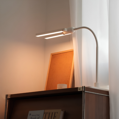 Đèn Bàn Làm Việc Kyvian Luxia Pro 16W 1100 Lumen – Hai Cánh Xoay 180 Độ Độc Lập, Chip LED RG0, Hoàn Màu CRI ≥ 97, Cảm Ứng Xoay Vô Cực Đèn Bàn Làm Việc Kyvian Luxia Pro 16W 1100 Lumen – Hai Cánh Xoay 180 Độ Độc Lập, Chip LED RG0, Hoàn Màu CRI ≥ 97, Cảm Ứng Xoay Vô Cực - <p class="ng-star-inserted"><strong class="ng-star-inserted"><span class="ng-star-inserted">Đèn bàn làm việc Luxia Pro</span></strong><span class="ng-star-inserted"> là giải pháp chiếu sáng công thái học thông minh vượt chuẩn phân khúc dành cho học sinh, sinh viên, lập trình viên và dân văn phòng làm việc chuyên sâu. Sở hữu công suất 16W với độ sáng ấn tượng lên đến 1100 lumens cùng 10 cấp độ sáng tùy chỉnh, </span><strong class="ng-star-inserted"><span class="ng-star-inserted">Luxia Pro</span></strong><span class="ng-star-inserted"> mang lại nguồn sáng mạnh mẽ, ổn định và đồng đều khắp mặt bàn. Đèn gây ấn tượng với cấu trúc cổ ngỗng uốn dẻo kết hợp hai cánh đèn xoay độc lập 180° + 180° mở rộng góc chiếu sáng linh hoạt không giới hạn. Ứng dụng chip LED RG0 không chớp nháy, triệt tiêu ánh sáng xanh cùng chỉ số hoàn màu xuất sắc CRI ≥ 97 Ra, </span><strong class="ng-star-inserted"><span class="ng-star-inserted">Luxia Pro</span></strong><span class="ng-star-inserted"> bảo vệ thị lực tối ưu và giữ trọn nhịp tập trung mỗi ngày.</span></p>