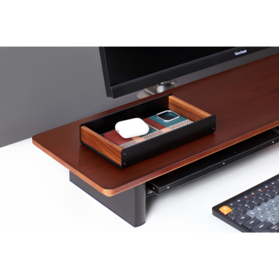 Khay Để Đồ Bàn Làm Việc HyperWork AT01 (Gỗ Óc Chó & Nhôm Cao Cấp, Lót Vải Nhung Chống Xước) - Khay Đựng Phụ Kiện Cao Cấp Khay Để Đồ Bàn Làm Việc HyperWork AT01 (Gỗ Óc Chó & Nhôm Cao Cấp, Lót Vải Nhung Chống Xước) - Khay Đựng Phụ Kiện Cao Cấp - Khay để đồ <b>AT01</b> là phụ kiện lưu trữ cao cấp giúp nâng tầm không gian bàn làm việc và bảo vệ các vật dụng cá nhân đắt tiền. Được chế tác từ sự kết hợp độc đáo giữa gỗ óc chó tự nhiên và khung nhôm sang trọng, <b>AT01</b> tạo nên điểm nhấn tinh tế cho mọi góc setup hiện đại. Lòng khay được lót một lớp vải nhung êm ái, chống trầy xước hiệu quả cho đồng hồ, trang sức, tai nghe và điện thoại thông minh. Với 2 tùy chọn kích thước 215 x 120 x 35 mm và 330 x 228 x 38,5 mm, khay để đồ <b>AT01</b> giúp bạn sắp xếp phụ kiện ngăn nắp, dễ tìm kiếm và tối ưu diện tích mặt bàn tối đa