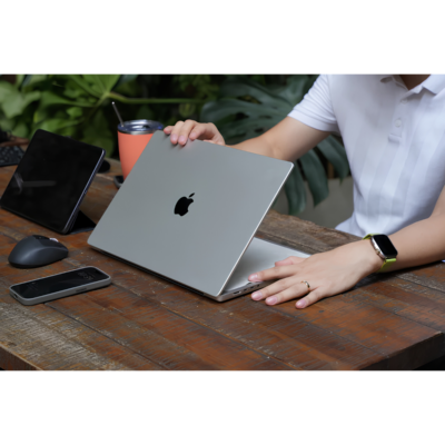 Bộ 3 Tấm Phủ Phím Laptop HyperWork CC02 (Vải Da Lộn Suede Microfiber 190 GSM) - Chống Hằn Màn Hình, Lau Bụi Vân Tay Tiện Lợi Bộ 3 Tấm Phủ Phím Laptop HyperWork CC02 (Vải Da Lộn Suede Microfiber 190 GSM) - Chống Hằn Màn Hình, Lau Bụi Vân Tay Tiện Lợi - Bộ 3 phủ phím laptop <b>CC02</b> là phụ kiện bảo vệ màn hình và bàn phím máy tính xách tay cao cấp, giúp ngăn ngừa triệt để tình trạng hằn phím, trầy xước và bám bụi bẩn. Được dệt từ chất liệu vải da lộn Suede Microfiber mềm mịn đạt độ dày tiêu chuẩn 190 GSM, tấm phủ <b>CC02</b> sở hữu khả năng thấm hút dầu mỡ, lau sạch dấu vân tay và kháng bụi vượt trội. Sản phẩm đóng gói tiện ích bộ 3 chiếc với gam màu Be thanh lịch cùng 2 tùy chọn kích thước 29 x 19.5 cm (cho laptop 13 - 14 inch) và 22.5 x 34 cm (cho laptop 15 - 16 inch). Trang bị ngay bộ phủ phím <b>CC02</b> để bảo vệ trọn vẹn màn hình laptop đắt giá của bạn mỗi khi gập máy.