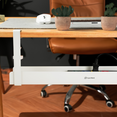 Khay Đi Dây Kẹp Bàn HyperWork CM01 (600 x 105 x 207mm, Tải Trọng 10kg) - Khung Thép & Nhựa ABS, Kèm 2 Thanh Kẹp Chắc Chắn - Khay đi dây kẹp bàn <b>CM01</b> là phụ kiện quản lý cáp thông minh giúp bàn làm việc luôn ngăn nắp, an toàn và thẩm mỹ. Được gia công từ thép chịu lực kết hợp nhựa ABS cao cấp, <b>CM01</b> sở hữu tải trọng ấn tượng lên đến 10kg, gánh vác dễ dàng các ổ cắm điện, củ sạc nặng và bó dây cáp phức tạp. Thiết bị sở hữu thiết kế khoang chứa rộng rãi với kích thước 600 x 105 x 207 mm, giúp giấu kín toàn bộ dây nguồn tinh tế. Đi kèm 2 thanh kẹp bàn chắc chắn, phụ kiện <b>CM01</b> lắp đặt nhanh gọn mà không cần khoan đục mặt gỗ. Lựa chọn khay đi dây <b>CM01</b> để loại bỏ tình trạng dây điện chằng chịt và nâng tầm góc setup chuyên nghiệp.