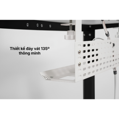 Khay Đi Dây Thép HyperWork CM03 (Dài 600 - 800mm, Tải Trọng 10kg) - Đáy Vát 135 Độ, Kẹp Bàn Hoặc Bắt Vít Tiện Lợi - Khay đi dây <b>CM03</b> là phụ kiện quản lý cáp thông minh giúp bàn làm việc luôn ngăn nắp, an toàn và thẩm mỹ. Được gia công từ thép sơn tĩnh điện cứng cáp, <b>CM03</b> sở hữu tải trọng ấn tượng lên đến 10kg, gánh vác dễ dàng các ổ cắm điện, củ sạc nặng và bó dây cáp phức tạp. Thiết bị sở hữu thiết kế lỗ đồng đều thông thoáng cùng đáy vát 135 độ độc đáo giúp cắm rút thuận tiện. Với 2 phiên bản kích thước 600mm và 800mm, khay <b>CM03</b> hỗ trợ kẹp mép bàn linh hoạt (dưới 5cm) hoặc bắt vít kiên cố (trên 5cm). Lựa chọn máng giấu dây <b>CM03</b> để loại bỏ tình trạng dây điện lộn xộn và nâng tầm góc setup chuyên nghiệp.