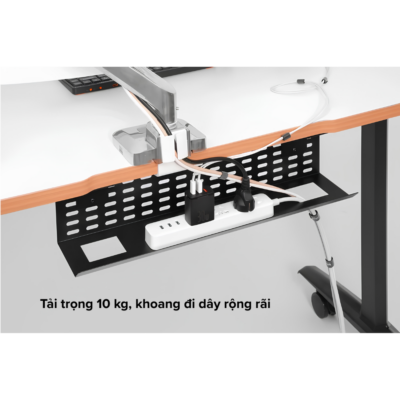 Khay Đi Dây Thép HyperWork CM03 (Dài 600 - 800mm, Tải Trọng 10kg) - Đáy Vát 135 Độ, Kẹp Bàn Hoặc Bắt Vít Tiện Lợi - Khay đi dây <b>CM03</b> là phụ kiện quản lý cáp thông minh giúp bàn làm việc luôn ngăn nắp, an toàn và thẩm mỹ. Được gia công từ thép sơn tĩnh điện cứng cáp, <b>CM03</b> sở hữu tải trọng ấn tượng lên đến 10kg, gánh vác dễ dàng các ổ cắm điện, củ sạc nặng và bó dây cáp phức tạp. Thiết bị sở hữu thiết kế lỗ đồng đều thông thoáng cùng đáy vát 135 độ độc đáo giúp cắm rút thuận tiện. Với 2 phiên bản kích thước 600mm và 800mm, khay <b>CM03</b> hỗ trợ kẹp mép bàn linh hoạt (dưới 5cm) hoặc bắt vít kiên cố (trên 5cm). Lựa chọn máng giấu dây <b>CM03</b> để loại bỏ tình trạng dây điện lộn xộn và nâng tầm góc setup chuyên nghiệp.
