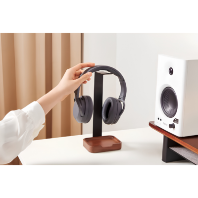 Giá Đỡ Tai Nghe Bàn Làm Việc HyperWork HS01 (120 x 90 x 265 mm) - Gỗ Óc Chó Tự Nhiên & Hợp Kim Nhôm Cao Cấp, Tích Hợp Chân Đế Khay Đựng Đồ - Giá đỡ tai nghe <b>HS01</b> là phụ kiện bàn làm việc cao cấp giúp nâng đỡ và bảo quản tai nghe chụp tai luôn an toàn, ngăn nắp và tinh tế. Được chế tác từ sự kết hợp độc đáo giữa gỗ óc chó tự nhiên nhập khẩu và khung hợp kim nhôm sang trọng, <b>HS01</b> sở hữu kích thước tiêu chuẩn 120 x 90 x 265 mm gọn gàng. Thiết kế thông minh tích hợp chân đế khay gỗ tiện dụng cho phép bạn cất giữ thêm các vật dụng cá nhân như tai nghe TWS, chìa khóa, đồng hồ hay dây cáp. Lựa chọn giá treo tai nghe <b>HS01</b> ngay hôm nay để bảo vệ đệm đầu tai nghe, tối ưu diện tích mặt bàn và nâng tầm góc setup hiện đại.