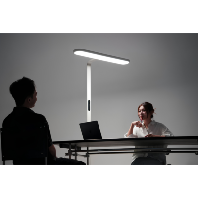 Đèn Bàn Làm Việc Kyvian Halo Pro 3986 Lumen – Hệ Thống Ánh Sáng Kép Downlight & Upper Light, Hoàn Màu Đỉnh Cao CRI 98, Chip LED RG0 Chuẩn Y Khoa Đèn Bàn Làm Việc Kyvian Halo Pro 3986 Lumen – Hệ Thống Ánh Sáng Kép Downlight & Upper Light, Hoàn Màu Đỉnh Cao CRI 98, Chip LED RG0 Chuẩn Y Khoa - <p class="ng-star-inserted"><strong class="ng-star-inserted"><span class="ng-star-inserted">Đèn bàn làm việc Halo Pro</span></strong><span class="ng-star-inserted"> là siêu phẩm chiếu sáng không gian sống và làm việc cao cấp hàng đầu hiện nay, định nghĩa lại chuẩn mực nguồn sáng gia đình với quang thông cực đại lên tới 3986 Lumens. Sở hữu công nghệ ánh sáng kép (Dual-lighting) mang tính cách mạng: luồng sáng Downlight tập trung trực diện xuống mặt bàn làm việc kết hợp cùng luồng sáng Upper Light hắt ngược lên trần nhà tạo chiều sâu không gian thoáng đãng, </span><strong class="ng-star-inserted"><span class="ng-star-inserted">Halo Pro</span></strong><span class="ng-star-inserted"> thay thế hoàn toàn nhiều loại đèn nhỏ lẻ trong cùng một căn phòng. Đèn ứng dụng chip LED RG0 chuẩn an toàn không ánh sáng xanh, chỉ số hoàn màu kỷ lục CRI 98 cùng nhiệt độ màu trung tính 4000K êm dịu. Với chiều cao gần 2m thanh thoát, </span><strong class="ng-star-inserted"><span class="ng-star-inserted">Halo Pro</span></strong><span class="ng-star-inserted"> nâng tầm thẩm mỹ và bảo vệ thị lực trọn vẹn cho cả gia đình bạn.</span></p>