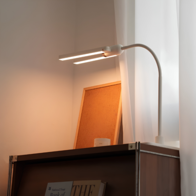 Đèn Bàn Làm Việc Kyvian Luxia Pro 16W 1100 Lumen – Hai Cánh Xoay 180 Độ Độc Lập, Chip LED RG0, Hoàn Màu CRI ≥ 97, Cảm Ứng Xoay Vô Cực Đèn Bàn Làm Việc Kyvian Luxia Pro 16W 1100 Lumen – Hai Cánh Xoay 180 Độ Độc Lập, Chip LED RG0, Hoàn Màu CRI ≥ 97, Cảm Ứng Xoay Vô Cực - <p class="ng-star-inserted"><strong class="ng-star-inserted"><span class="ng-star-inserted">Đèn bàn làm việc Luxia Pro</span></strong><span class="ng-star-inserted"> là giải pháp chiếu sáng công thái học thông minh vượt chuẩn phân khúc dành cho học sinh, sinh viên, lập trình viên và dân văn phòng làm việc chuyên sâu. Sở hữu công suất 16W với độ sáng ấn tượng lên đến 1100 lumens cùng 10 cấp độ sáng tùy chỉnh, </span><strong class="ng-star-inserted"><span class="ng-star-inserted">Luxia Pro</span></strong><span class="ng-star-inserted"> mang lại nguồn sáng mạnh mẽ, ổn định và đồng đều khắp mặt bàn. Đèn gây ấn tượng với cấu trúc cổ ngỗng uốn dẻo kết hợp hai cánh đèn xoay độc lập 180° + 180° mở rộng góc chiếu sáng linh hoạt không giới hạn. Ứng dụng chip LED RG0 không chớp nháy, triệt tiêu ánh sáng xanh cùng chỉ số hoàn màu xuất sắc CRI ≥ 97 Ra, </span><strong class="ng-star-inserted"><span class="ng-star-inserted">Luxia Pro</span></strong><span class="ng-star-inserted"> bảo vệ thị lực tối ưu và giữ trọn nhịp tập trung mỗi ngày.</span></p>