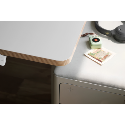 Mặt Bàn Gỗ MFC Bo Góc HyperWork MB140 – Chuẩn Phát Thải P2 An Toàn, Bo Tròn Chống Va Chạm, Vát Cạnh Đi Dây Sát Tường Mặt Bàn Gỗ MFC Bo Góc HyperWork MB140 – Chuẩn Phát Thải P2 An Toàn, Bo Tròn Chống Va Chạm, Vát Cạnh Đi Dây Sát Tường - <p class="ng-star-inserted"><strong class="ng-star-inserted"><span class="ng-star-inserted">Mặt bàn gỗ MFC Bo góc HyperWork MB140</span></strong><span class="ng-star-inserted"> (kích thước chuẩn 120 x 60 x 2,5 cm) là giải pháp nâng cấp mặt bàn làm việc công thái học an toàn, nhỏ gọn và thông minh hàng đầu cho không gian phòng vừa và nhỏ. Được chế tác từ cốt gỗ MFC lõi xanh chống ẩm cao cấp đạt chứng nhận quốc tế CARB-P2 về mức phát thải formaldehyde siêu thấp, </span><strong class="ng-star-inserted"><span class="ng-star-inserted">MB140</span></strong><span class="ng-star-inserted"> hoàn toàn không mùi, bảo đảm an toàn tuyệt đối cho sức khỏe ngay cả trong phòng kín điều hòa. Thiết kế 4 góc bo cong mềm mại giúp hạn chế tối đa chấn thương do va chạm, kết hợp cùng cạnh sau vát lõm thông minh hỗ trợ luồn dây điện và kê bàn sát tường gọn gàng. Với các lỗ ốc chờ định vị sẵn và 5 tùy chọn màu sắc hiện đại, </span><strong class="ng-star-inserted"><span class="ng-star-inserted">MB140</span></strong><span class="ng-star-inserted"> tương thích hoàn hảo với mọi hệ khung bàn nâng hạ và khung bàn cố định.</span></p>